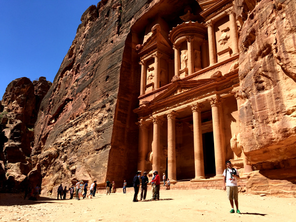 Fotos de Petra en Jordania, Pau en la fachada del Tesoro