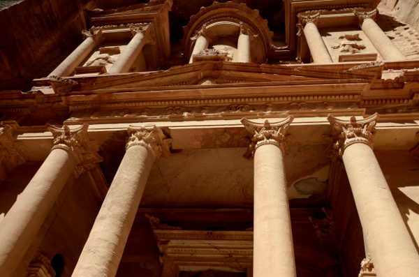 Fotos de Petra en Jordania, columnas fachada del Tesoro