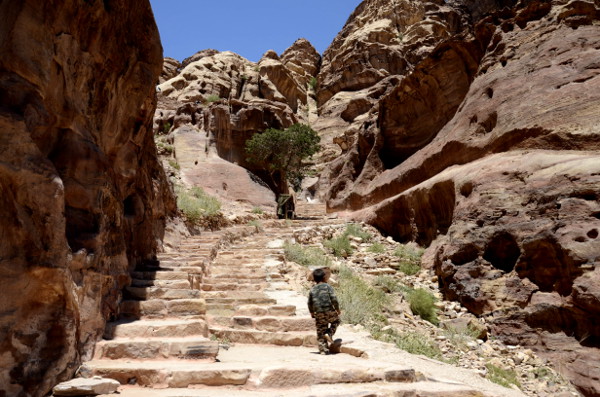 Fotos de Petra en Jordania, niño en la subida al Monasterio