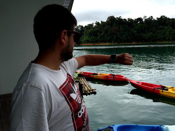 Fotos de Tailandia, Pau con el Fitbit Blaze en el lago de Khao Sok
