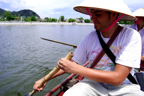 Fotos de Tam Coc en Vietnam, Pau remando con gorro conico