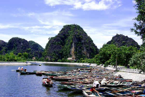 Fotos de Tam Coc en Vietnam, barcazas y montañas en el Río Ngo Dong