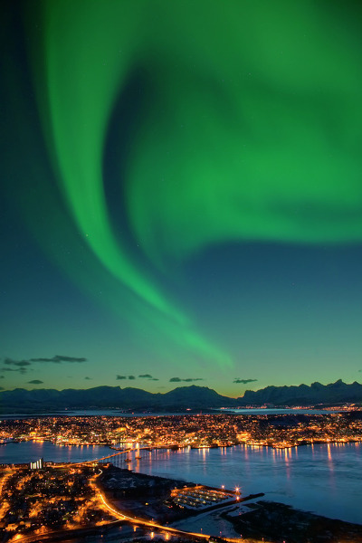 fotos de tromso en laponia noruega, aurora vertical