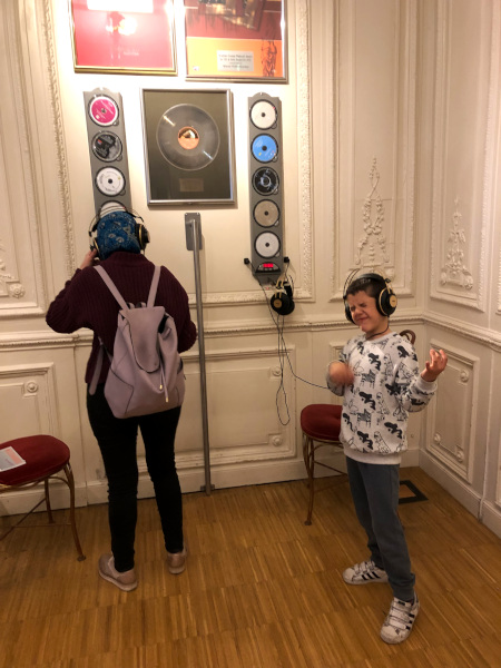 Fotos de Viena en Austria, Oriol escuchando en la Casa de la Musica