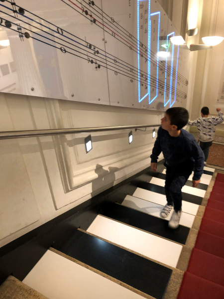 Fotos de Viena en Austria, Teo y Oriol piano escalera Casa de la Musica