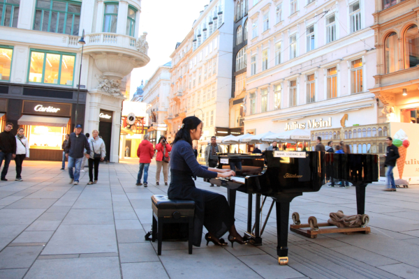 Fotos de Viena en Austria, pianista tocando cerca de la Casa de la Musica