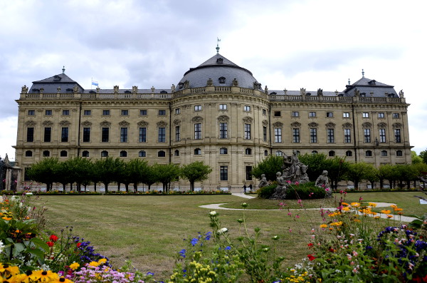 fotos de la residencia de wurzburgo, fachada y flores