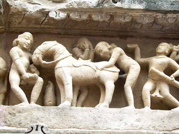 Fotos de los templos eroticos de Khajuraho, zoofilia