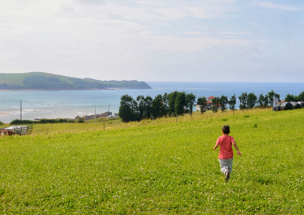 Fotos de viajes a Cantabria con niños, Teo corriendo