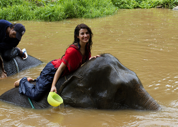 Fotos de viajes a Tailandia con niños y Naai Travels, elefantes y rio