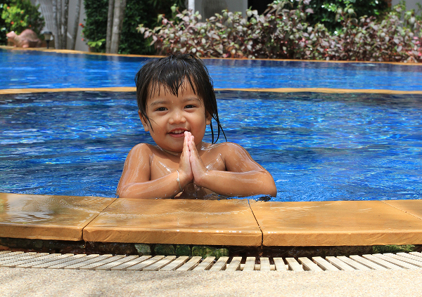 Fotos de viajes a Tailandia con niños y NaaiTravels, piscina