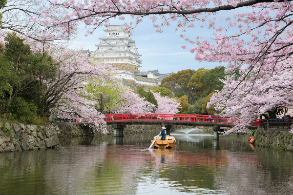 Fotos del Castillo de Himeji en Japón, barca bajo el puente