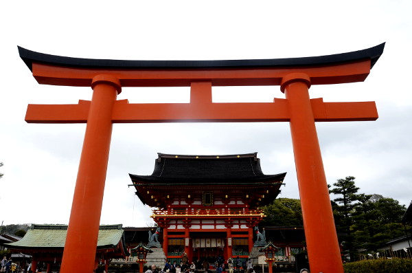 Fotos del Fushimi Inari de Kioto, torii y edificio principal