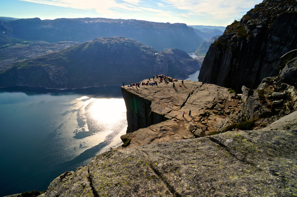 fotos del púlpito en los fiordos noruegos, gente