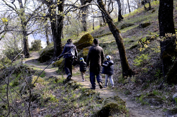 Fotos del Valle del Jerte en Caceres. Pau, Vero, Teo y Oriol caminando Ruta de las Nogaledas