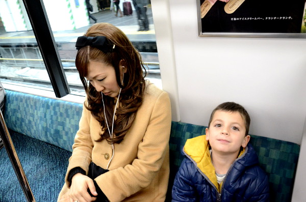 Fotos del metro de Tokio, Teo y una mujer durmiendo