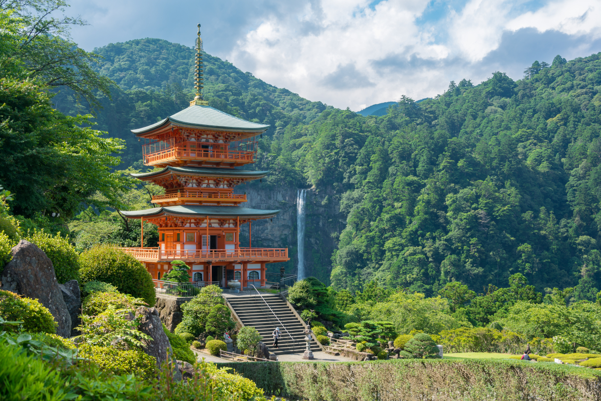 fotos del santuario y la cascada de nachi en japón, kumano kodo