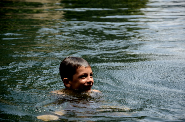 fotos del viaje a tailandia con niños, teo en el lago