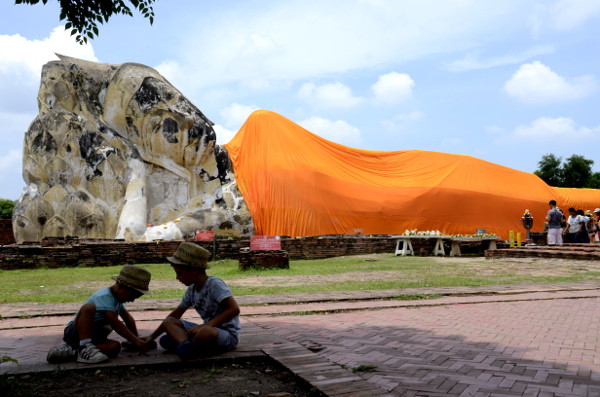 fotos del viaje a tailandia con niños, teo y oriol en ayutthaya
