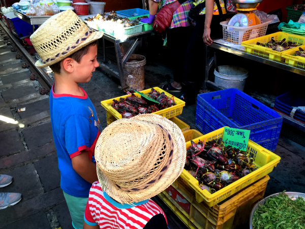 Fotos del viaje a Tailandia con niños, Teo y Oriol mercado tren