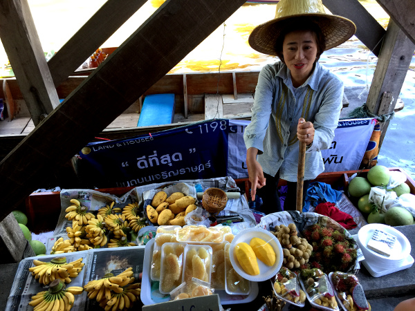 Fotos mercado flotante Damnoen Saduak, vendedora fruta