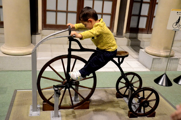 Fotos de Japon con niños, Oriol en el Museo Edo-Tokyo