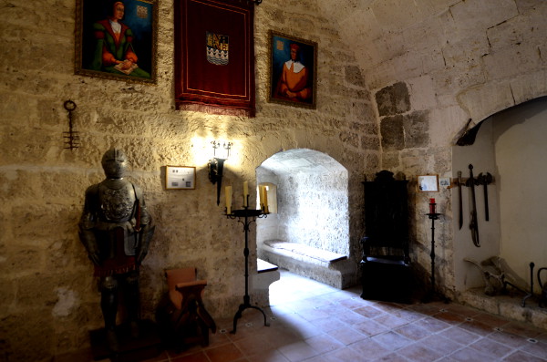 Fotos del Castillo de Villafuerte de Esgueva en Valladolid, armadura