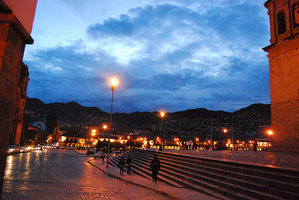 Hora azul en la Plaza de Armas del Cusco