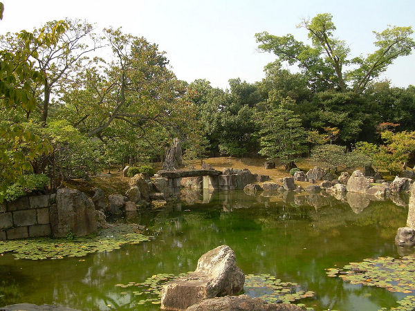 Jardín del palacio Ninomaru en el Castillo de Nijo de Kioto