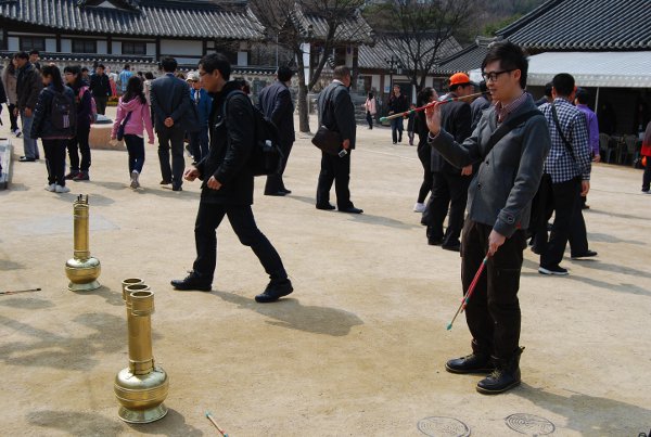 juego tradicional coreano en la aldea namsangol de seúl