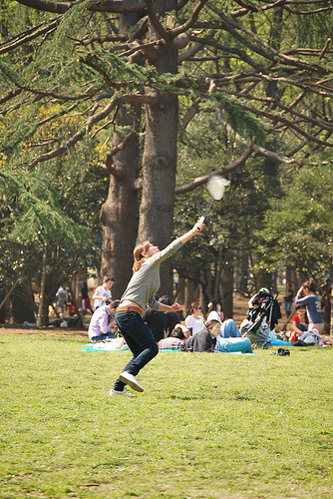 Jugando al badmintón en el parque Yoyogi de Tokio