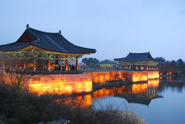 La hora azul en el estanque Anapji de Gyeongju