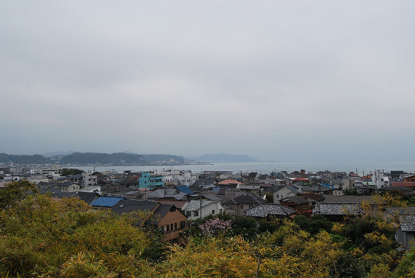 La playa de Kamakura desde el Hase-dera