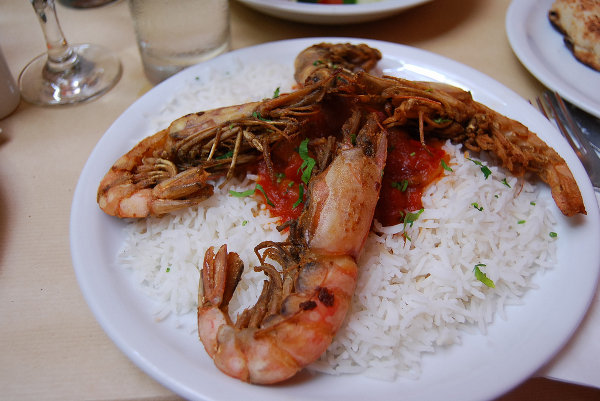Langostinos con arroz, comida griega