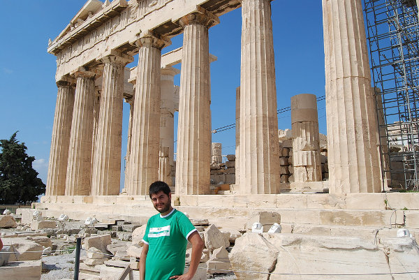 Luciendo la Ikukamiseta ante el Partenón