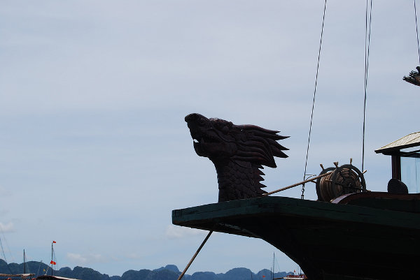 Mascarón de proa de un junco en la Bahía de Ha Long