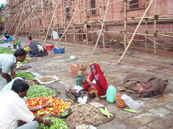 Mercado ante el Palacio de los Vientos de Jaipur