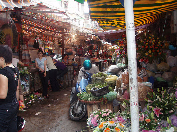 mercado callejero en la zona de hoan kiem