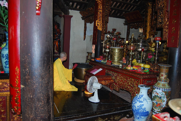 Monje budista en la Pagoda de Tran Quoc