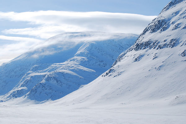 Montañas gemelas en el valle Tjäktjavagge en Laponia Sueca