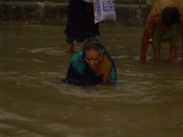 Mujer purificándose en el Ganges