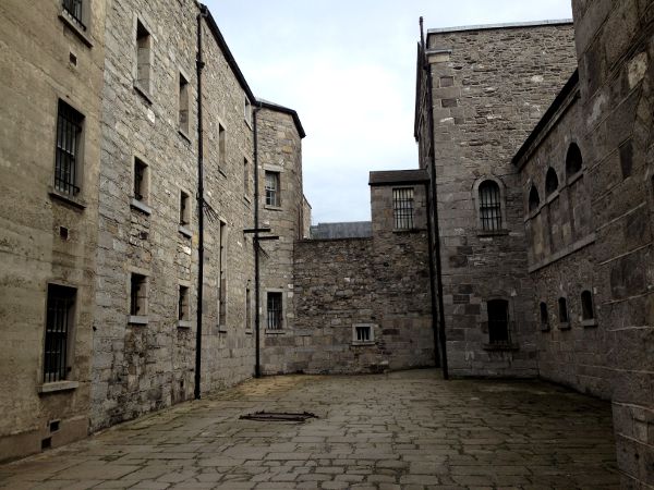 Muros de Kilmainham Gaol, la cárcel de Dublín