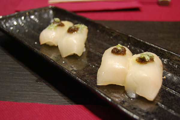 Nigiri de pez mantequilla con trufa blanca del Kotobuki