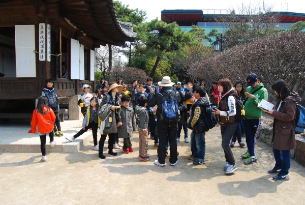niños coreanos en la aldea namsangol de seúl