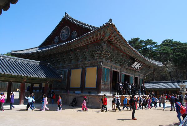 niños en el templo bulguksa de gyeongju