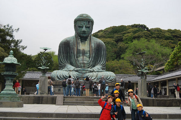Niños japoneses ante el Gran Buda de Kamakura