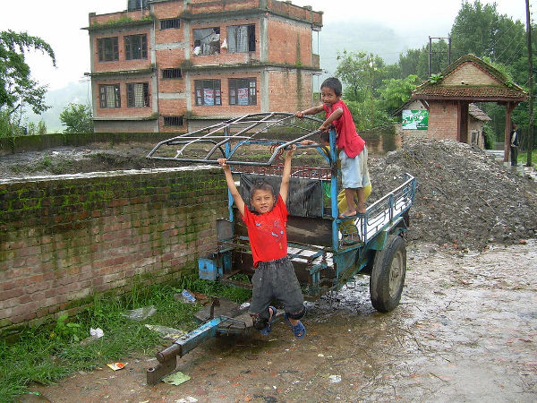 Niños nepalíes jugando