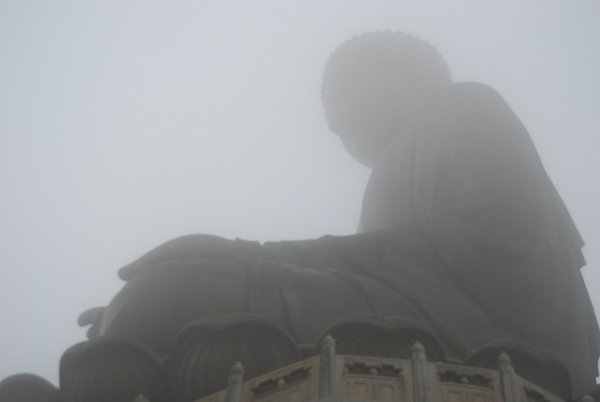 No se ve al Buda de Tian Tau por la niebla