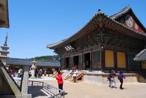 orando en el templo bulguksa de gyeongju
