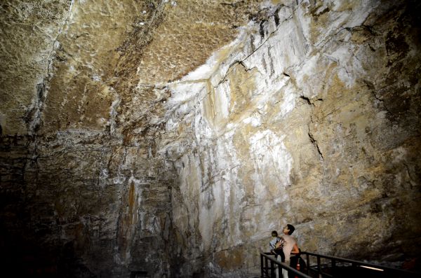 Oriol, Teo y Vero en la Cueva de El Pendo en Cantabria